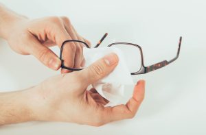 Nettoyer ses lunettes et ses lentilles